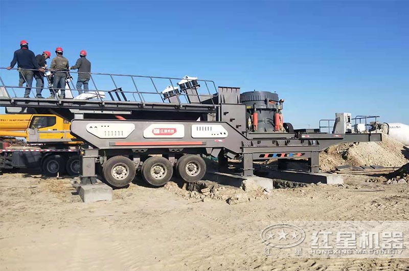 移動圓錐式破碎機現(xiàn)場 移動圓錐式破碎機現(xiàn)場