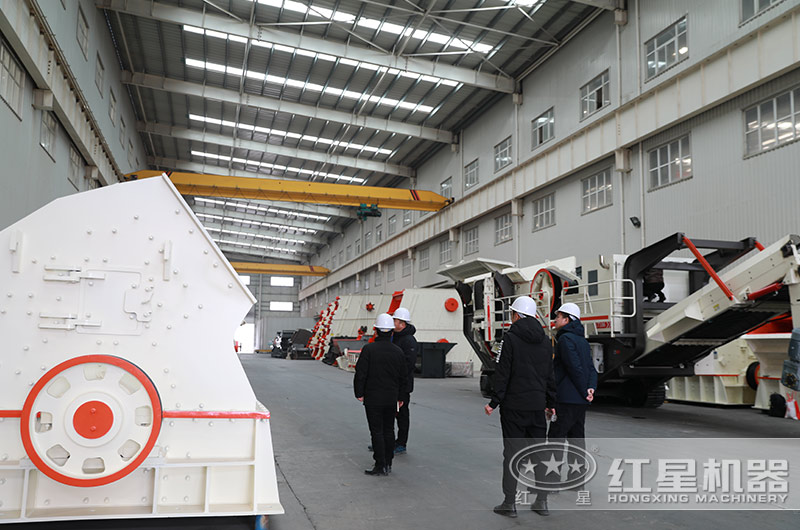 客戶一行來廠參觀新型重錘式破碎機 客戶一行來廠參觀新型重錘式破碎機