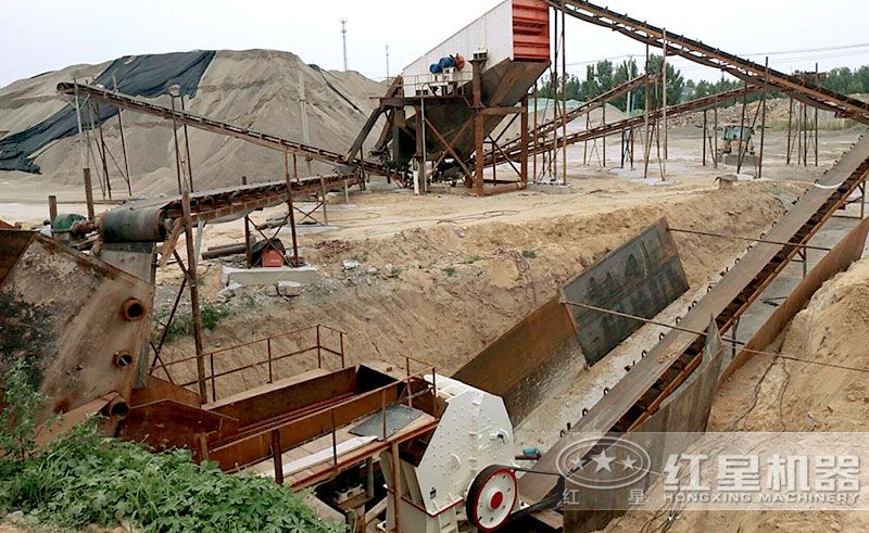 石料廠配置一臺錘式破碎機作業 石料廠配置一臺錘式破碎機作業