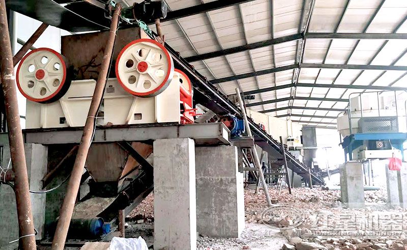 西藏河卵石制砂現(xiàn)場(chǎng) 西藏河卵石制砂現(xiàn)場(chǎng)