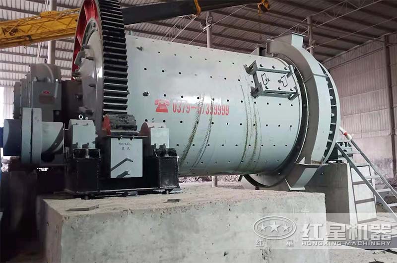 云南間歇式球磨機加工磷石膏現場實拍 云南間歇式球磨機加工磷石膏現場實拍