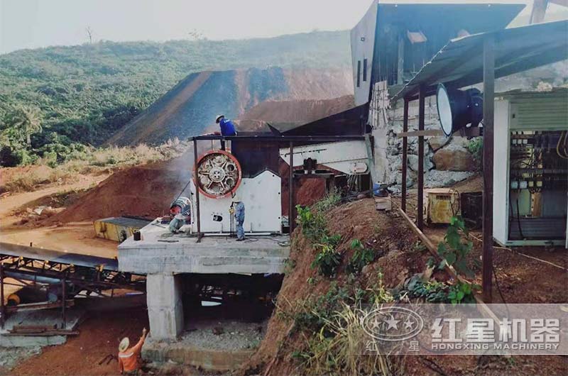 大型顎式破碎機(jī)作業(yè)現(xiàn)場實(shí)拍 大型顎式破碎機(jī)作業(yè)現(xiàn)場實(shí)拍