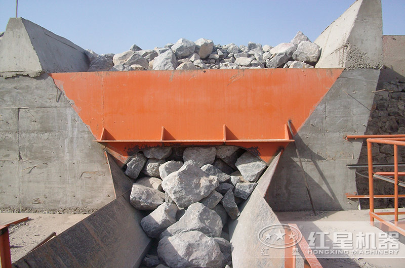 花崗巖碎石制砂現場 花崗巖碎石制砂現場