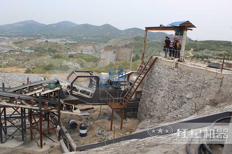 移動(dòng)鄂式破碎機(jī)作業(yè)現(xiàn)場(chǎng) 移動(dòng)鄂式破碎機(jī)作業(yè)現(xiàn)場(chǎng)