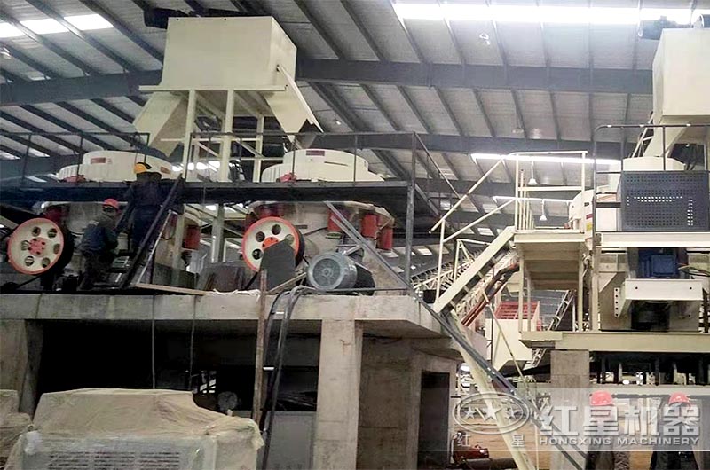 大型多缸液壓圓錐破碎機(jī)現(xiàn)場 大型多缸液壓圓錐破碎機(jī)現(xiàn)場