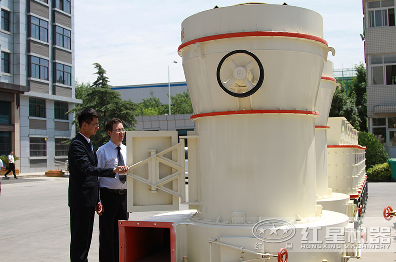 客戶來廠考察磨粉機設(shè)備 客戶來廠考察磨粉機設(shè)備