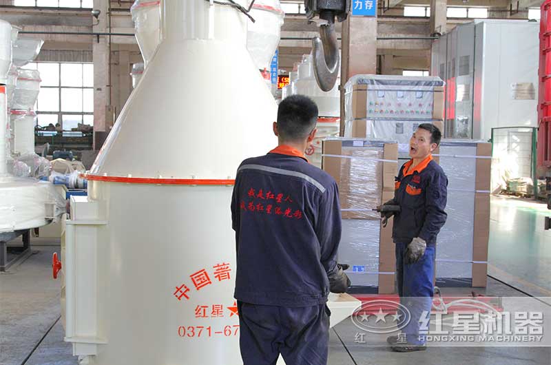 紅星工作人員準備吊機裝車 紅星工作人員準備吊機裝車