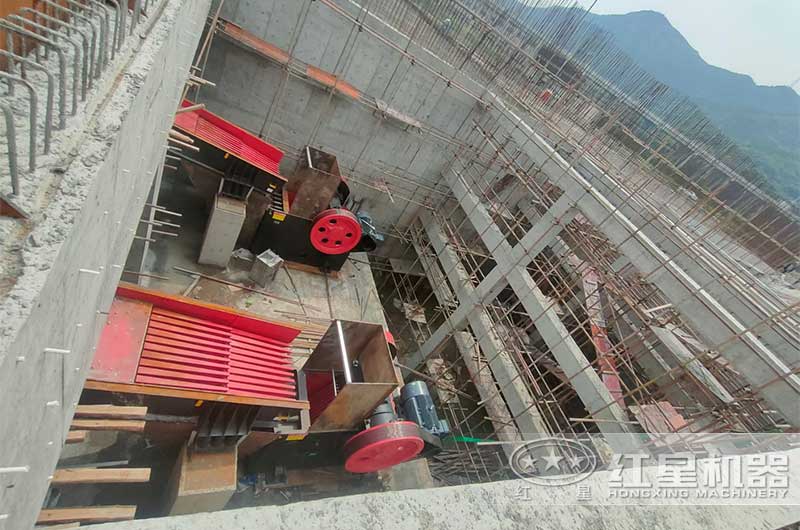 顎式碎石機(jī)現(xiàn)場(chǎng) 顎式碎石機(jī)現(xiàn)場(chǎng)