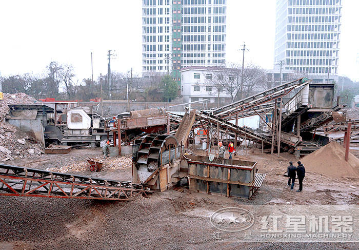 2臺(tái)移動(dòng)破碎機(jī)組合生產(chǎn) 2臺(tái)移動(dòng)破碎機(jī)組合生產(chǎn)