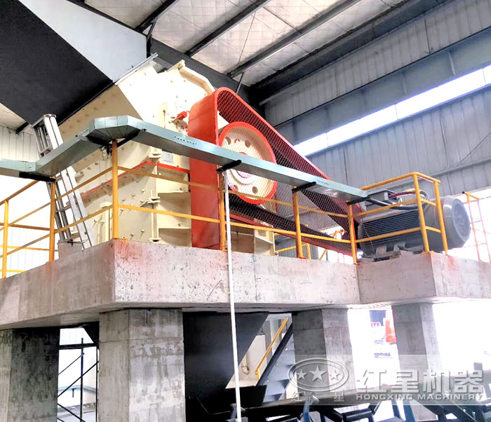 細(xì)碎機(jī)加工石料現(xiàn)場(chǎng)