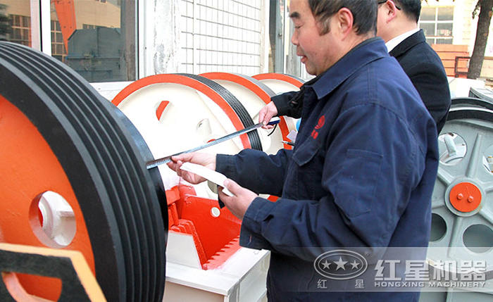 工人在仔細測量核對設備 工人在仔細測量核對設備