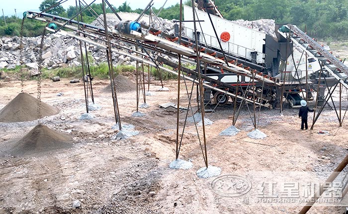 車(chē)載流動(dòng)式磕石機(jī)工作現(xiàn)場(chǎng) 車(chē)載流動(dòng)式磕石機(jī)工作現(xiàn)場(chǎng)