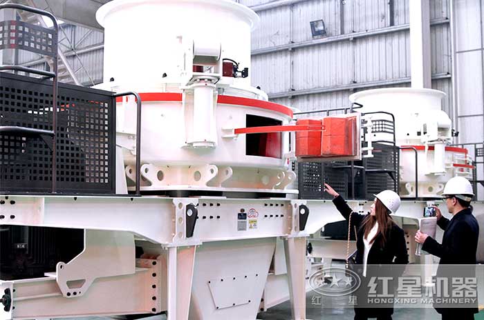 客戶來參觀考察制砂機(jī) 客戶來參觀考察制砂機(jī)