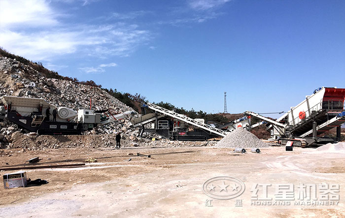 多臺(tái)移動(dòng)破碎機(jī)組合生產(chǎn)現(xiàn)場(chǎng) 多臺(tái)移動(dòng)破碎機(jī)組合生產(chǎn)現(xiàn)場(chǎng)