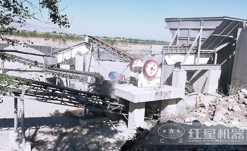 時產(chǎn)300噸的破碎制砂生產(chǎn)線中的顎式破碎機