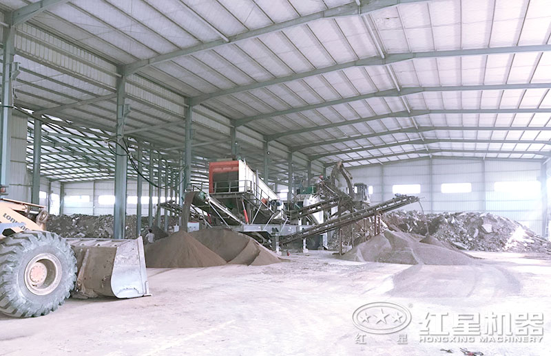 移動(dòng)制砂機(jī)生產(chǎn)瓜米石制沙現(xiàn)場(chǎng)