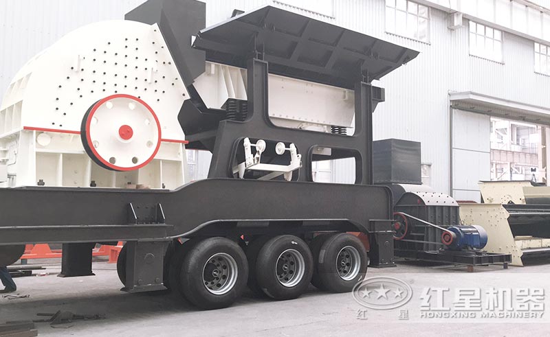廠區擺放的剛完工的錘式移動破碎機