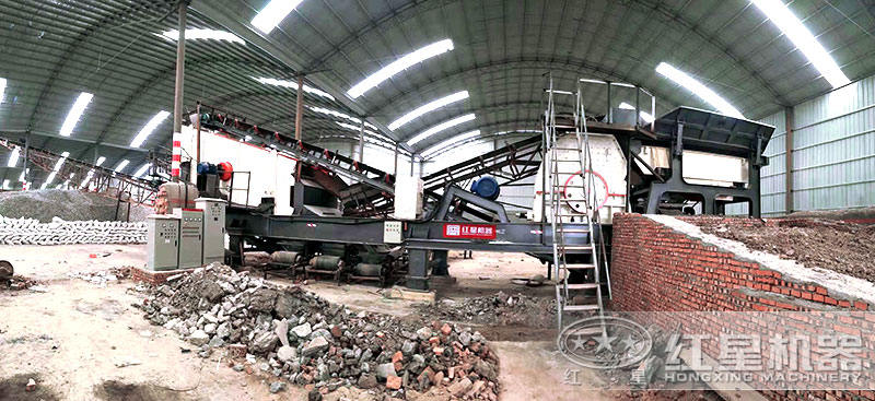 移動(dòng)錘式破碎機(jī)作業(yè)現(xiàn)場(chǎng)