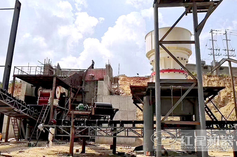 顎式破碎機與圓錐破現(xiàn)場 顎式破碎機與圓錐破現(xiàn)場