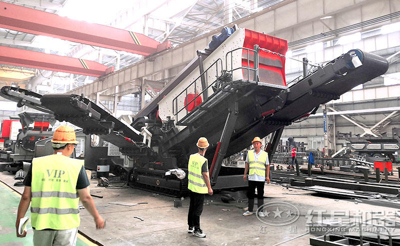 紅星機(jī)器客戶參觀移動破碎機(jī)