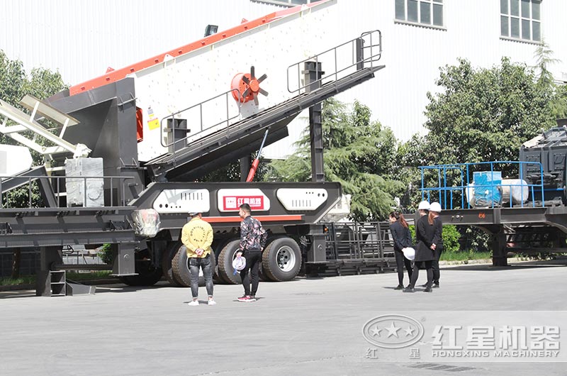 用戶來廠參觀移動式制砂機 用戶來廠參觀移動式制砂機