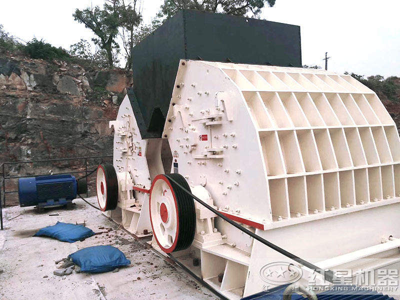 2臺錘式破碎機作業中 2臺錘式破碎機作業中