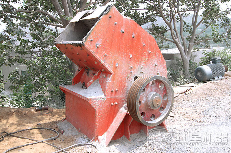 小型錘式破碎機生產(chǎn)現(xiàn)場