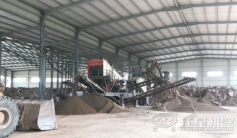 小型流動(dòng)制砂機(jī)現(xiàn)場(chǎng)作業(yè) 小型流動(dòng)制砂機(jī)現(xiàn)場(chǎng)作業(yè)