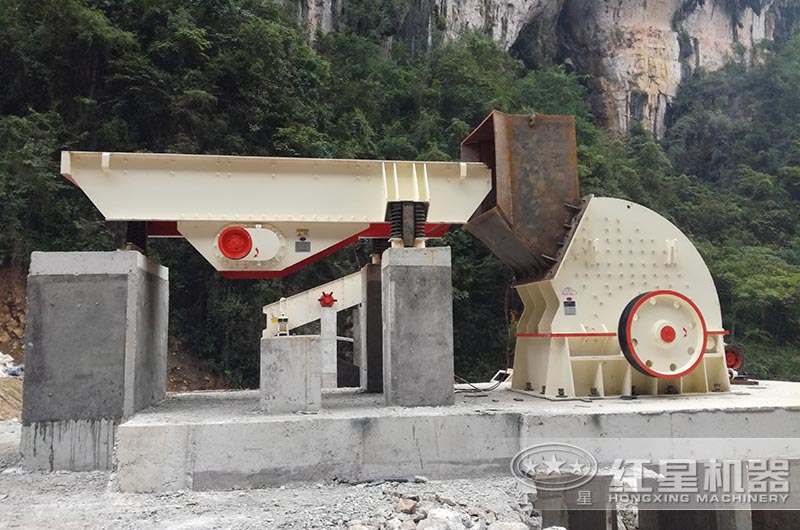 重錘式破碎機現(xiàn)場 重錘式破碎機現(xiàn)場