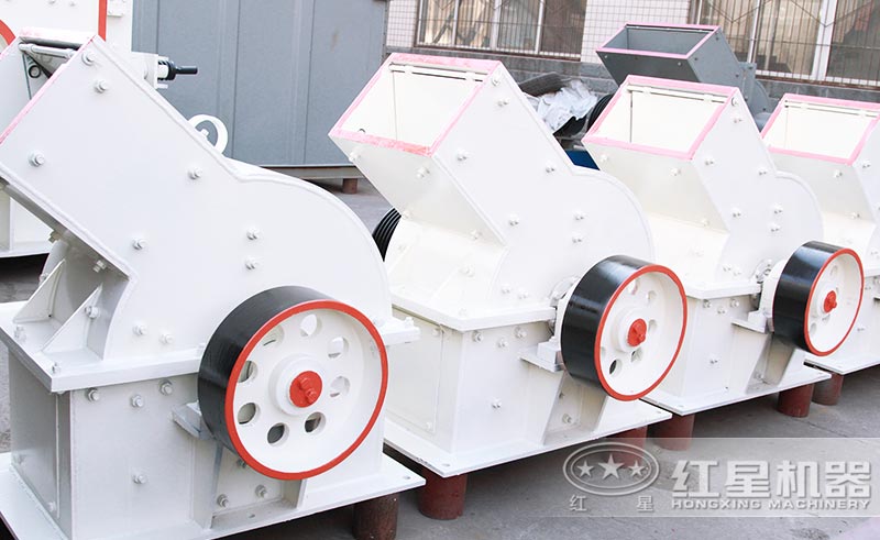 錘式碎石機(jī)外形簡(jiǎn)單，小巧