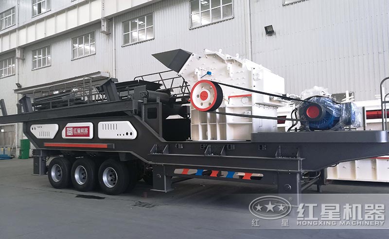 移動(dòng)式碎石機(jī)有輪胎，移動(dòng)起來(lái)比較方便