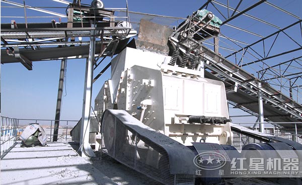 反擊式破碎機正在安裝中 反擊式破碎機正在安裝中