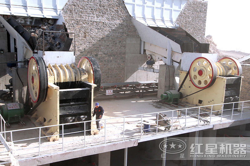 顎式破碎機工作現場 顎式破碎機工作現場