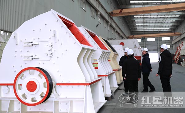 客戶來紅星現場考察錘式打砂機設備