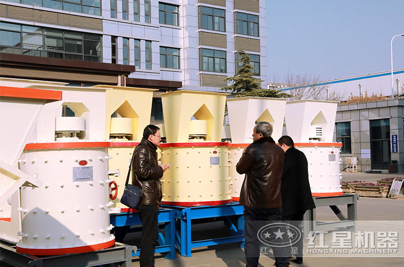 立式復(fù)合破碎機(jī)用戶參觀圖 立式復(fù)合破碎機(jī)用戶參觀圖