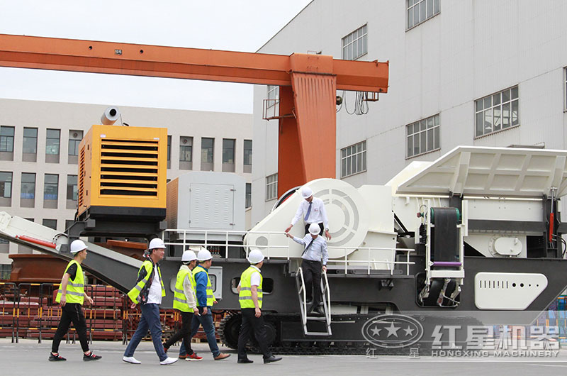 用戶來參觀履帶移動制砂 用戶來參觀履帶移動制砂