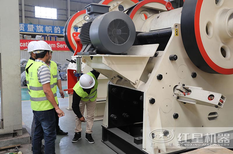 大型顎式軋石機(jī) 大型顎式軋石機(jī)