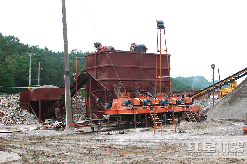 小型對(duì)輥破生產(chǎn)現(xiàn)場(chǎng)