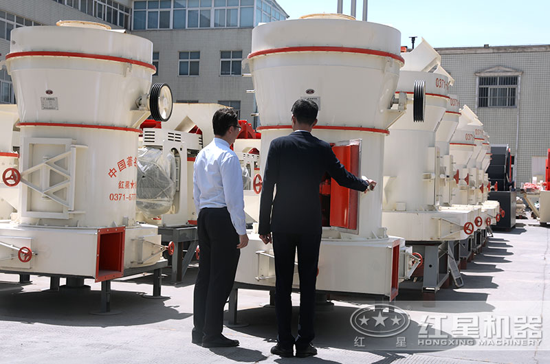 用戶來廠家參觀雷蒙磨粉機 用戶來廠家參觀雷蒙磨粉機