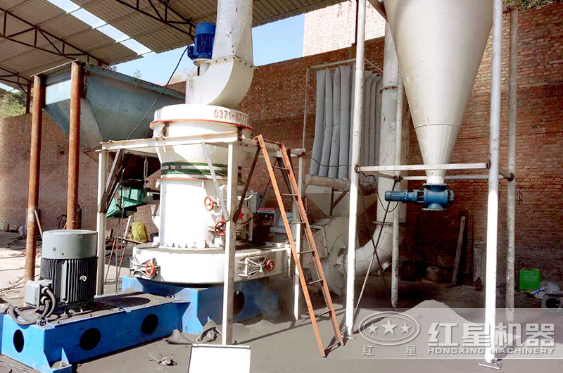 炭黑磨粉機作業中 炭黑磨粉機作業中