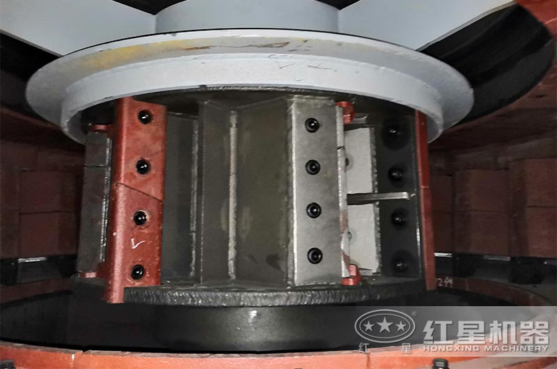 立軸式制砂機(jī)破碎腔實(shí)拍