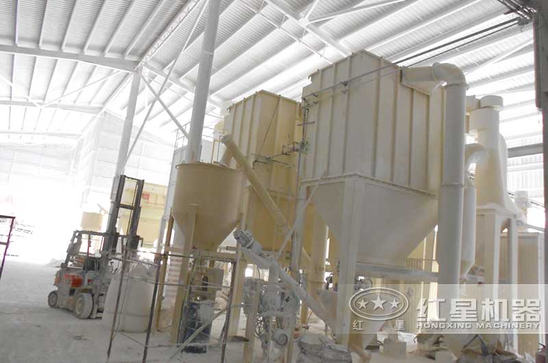 白云石磨粉作業(yè)現(xiàn)場(chǎng) 白云石磨粉作業(yè)現(xiàn)場(chǎng)