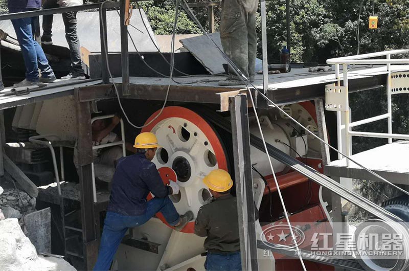 大型顎式破碎機現(xiàn)場