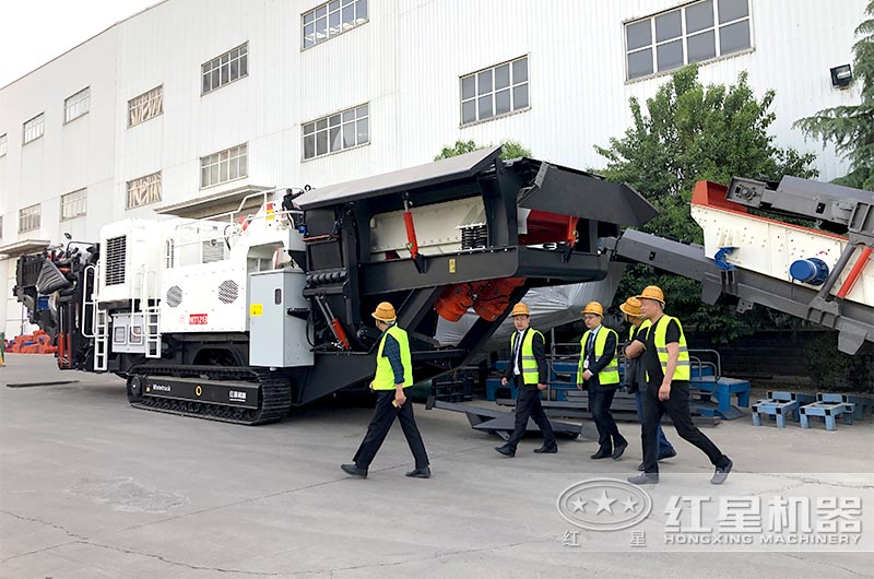 客戶來廠考察帶發(fā)電機移動式碎石機設(shè)備 客戶來廠考察帶發(fā)電機移動式碎石機設(shè)備