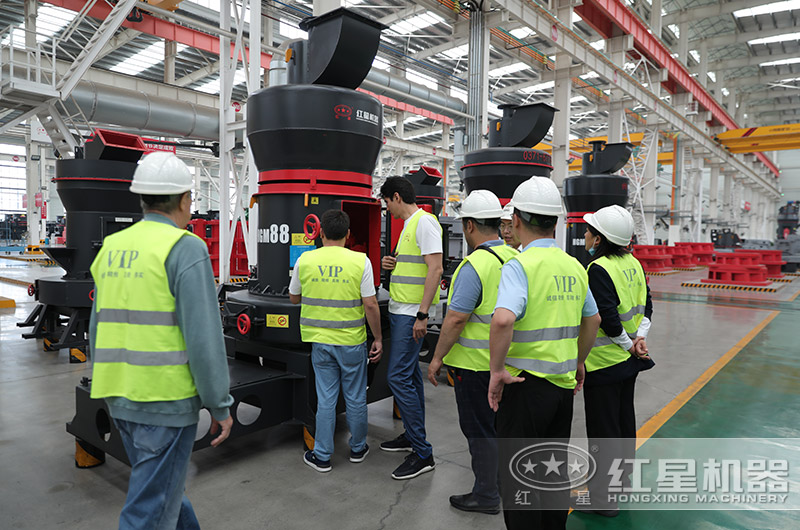 客戶來廠選購磨粉機