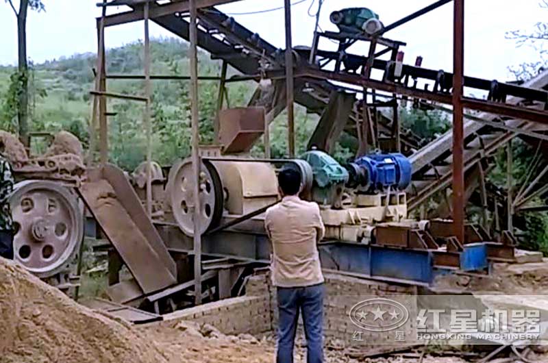 對輥機(jī)制砂現(xiàn)場實(shí)拍 對輥機(jī)制砂現(xiàn)場實(shí)拍