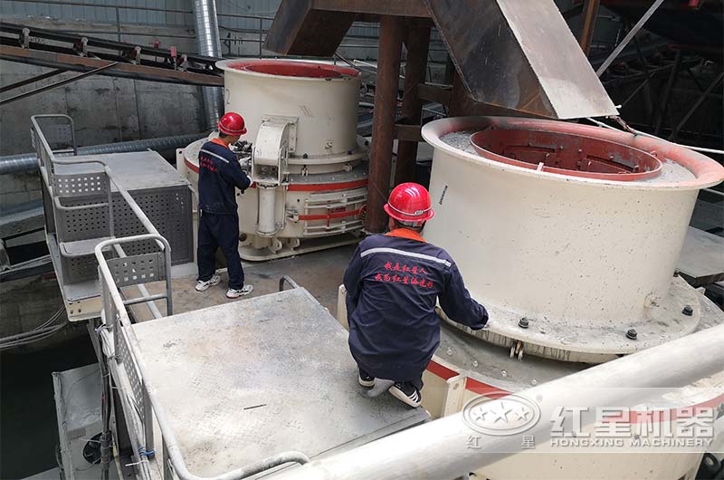 工作人員對制砂機(jī)進(jìn)行運(yùn)行調(diào)試前的檢查