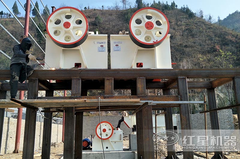 顎式破碎機(jī)加細(xì)顎破碎機(jī)安裝現(xiàn)場 顎式破碎機(jī)加細(xì)顎破碎機(jī)安裝現(xiàn)場
