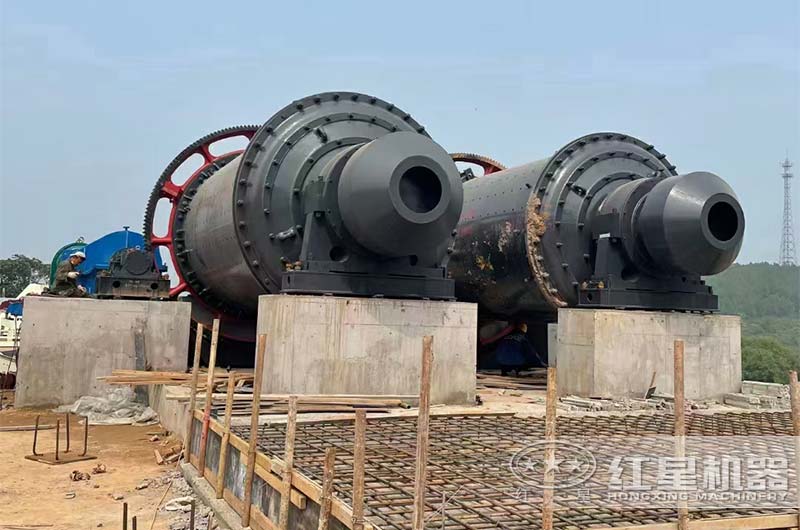 石灰石節(jié)能球磨機(jī)現(xiàn)場(chǎng) 石灰石節(jié)能球磨機(jī)現(xiàn)場(chǎng)