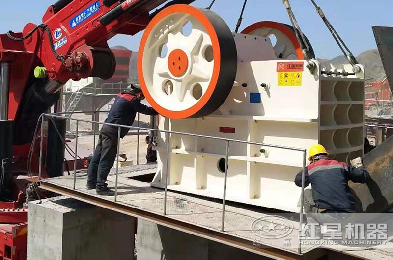 大型鄂式破碎機現場 大型鄂式破碎機現場